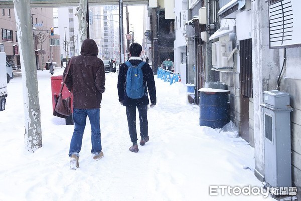 ▲▼北海道札幌下雪，日本路面積雪，日本大雪，路面結冰，日本下雪，路邊積雪，除雪。。（圖／記者蔡玟君攝）