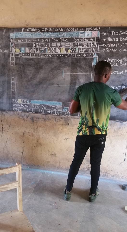 ▲▼非洲的老師因為在黑板上畫電腦爆紅，現在學生們有真的電腦用了。（圖／翻攝自臉書Owura Kwadwo Hottish）