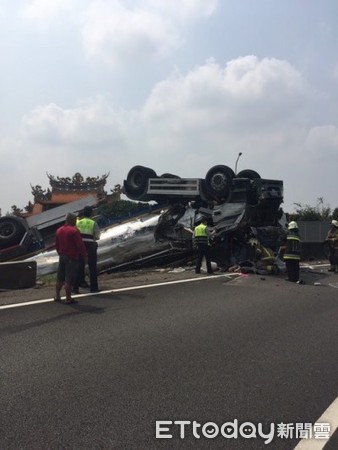 ▲這輛載運牛奶的槽車翻覆，駕駛喪命。（圖／台南市消防局提供）