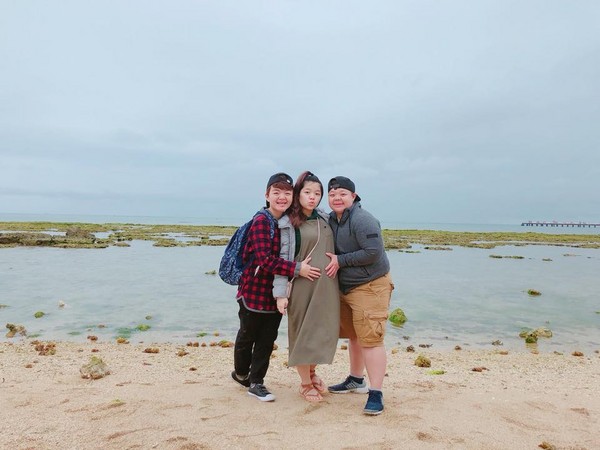 ▲▼小亨堡妹懷孕了！　沖繩旅遊姊妹合照。（圖／翻攝小亨堡Instagram）