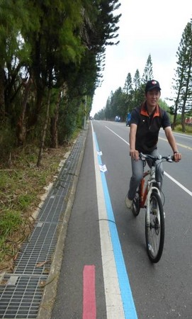▲▼交通部試辦劃設自行車藍色標線，比起直立標誌，指引方向效果更好。（圖／運研所提供）