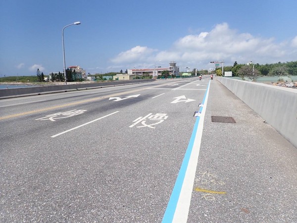 ▲▼交通部試辦劃設自行車藍色標線，比起直立標誌，指引方向效果更好。（圖／運研所提供）