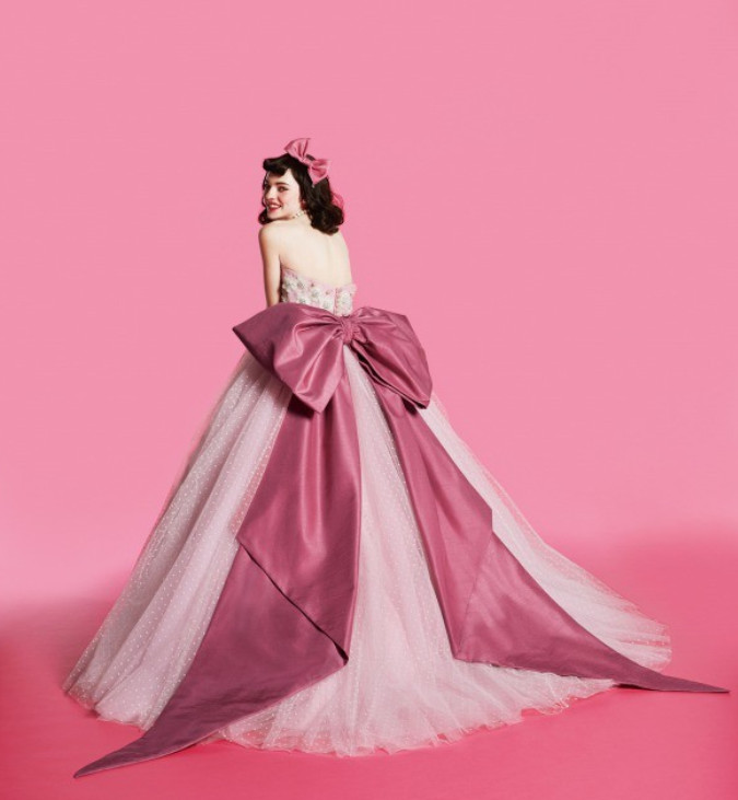 ▲米妮款的粉色禮服，滿足千萬少女心。（圖／翻攝自KURAUDIA）