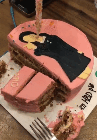 ▲▼IU造型的蛋糕被粉絲一刀從脖子切下。（圖／翻攝自推特）