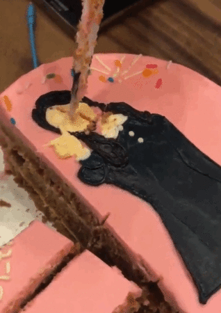 ▲▼IU造型的蛋糕被粉絲一刀從脖子切下。（圖／翻攝自推特）