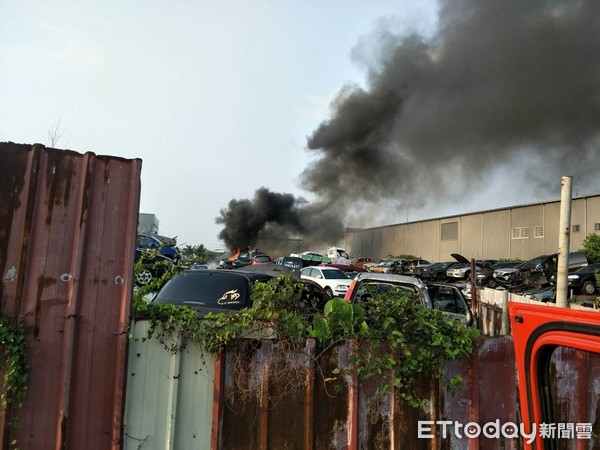 ▲台南市永康區一處廢汽車回收場，16日下午4時許傳出火警，現場冒出大量燶煙及火勢。（圖／記者林悅翻攝）