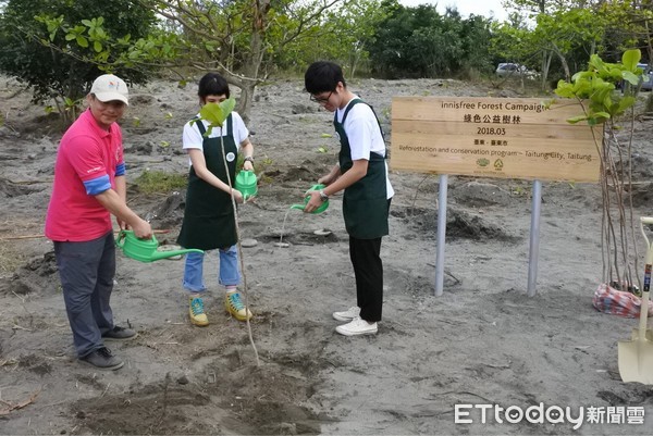 台東林管處與韓國天然美妝品牌innisfree合作於台東市建康段海岸防風林，舉辦公益植樹活動，該30餘位公司員工與台東林管處、知本及大武工作站同仁，攜手栽植400株海岸樹苗，為台東海岸防風林貢獻心力。（圖／台東林管處提供）