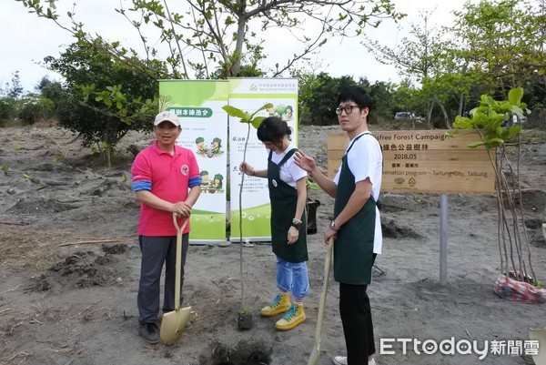 台東林管處與韓國天然美妝品牌innisfree合作於台東市建康段海岸防風林，舉辦公益植樹活動，該30餘位公司員工與台東林管處、知本及大武工作站同仁，攜手栽植400株海岸樹苗，為台東海岸防風林貢獻心力。（圖／台東林管處提供）