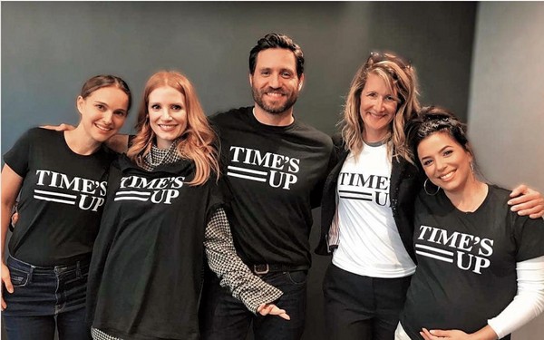 好萊塢明星娜塔莉波曼（左起）、潔西卡雀絲坦、艾格拉米瑞茲、蘿拉鄧與伊娃隆格莉亞紛紛加入#Time's Up運動的行列。（翻攝自Edgar Ramírez IG）