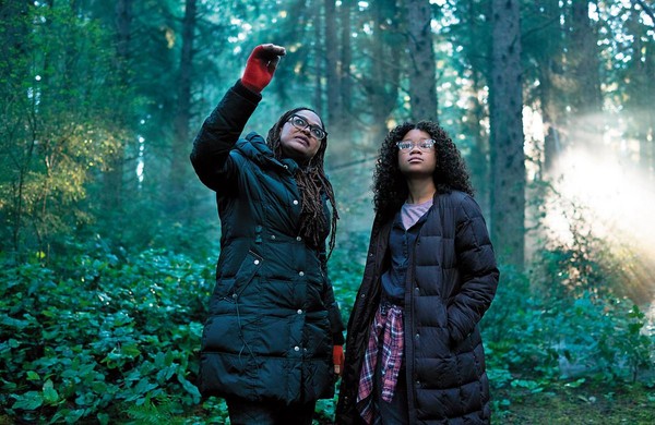 非裔女導演艾娃杜芙內（左）執導奇幻冒險新片《時間的皺褶》，拍攝過程中與主角史東芮德討論。（東方IC）