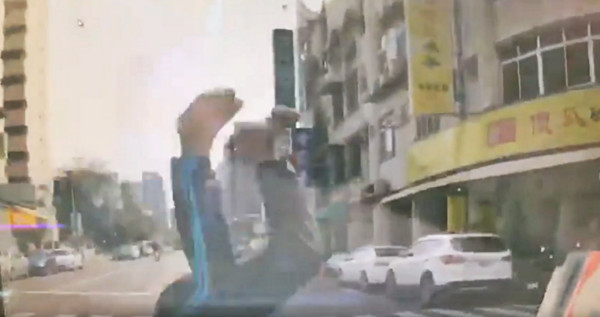 ▲▼闖紅燈撞Lexus「5秒背著火」！不死騎士20年前曾搶郵局。（圖／翻攝爆料公社）