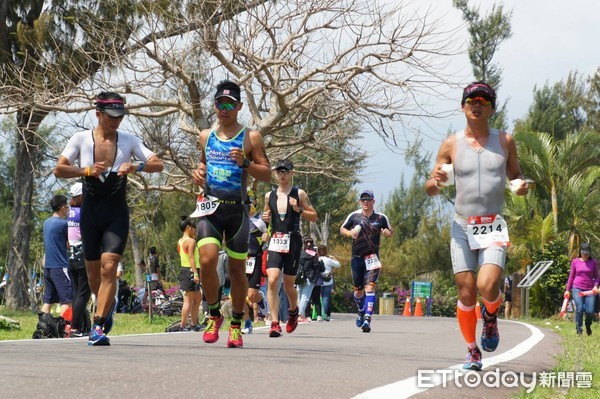 2018年SINOX IRONMAN70.3國際邀請賽3月18日於台東活水湖進行113公里距離賽，上午6時由台東縣縣長黃健庭等貴賓開幕鳴槍，本屆IRONMAN70.3 Taiwan第三屆於台東活水湖舉辦並順利圓滿落幕。（圖／台東縣政府提供）