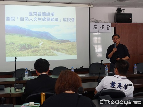 台東縣政府交通及觀光發展處王國政副處長、黃天德議員及夏曼迦拉牧鄉長等，在蘭嶼與鄉親座談，聽取地方建議，目前正反意見都有，縣府將予以彙整後做為日後辦理依據及參考。（圖／台東縣政府提供）