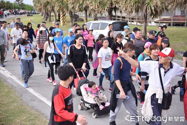 花蓮市公所在太平洋公園舉辦「環抱幸福‧健康齊步走暨珍惜資源愛地球」活動，前總統馬英九也來到現場和花蓮鄉親共享健走的樂趣。花蓮市長魏嘉賢感謝馬前總統再度來到花蓮推動觀光。（圖／花蓮市公所提供）