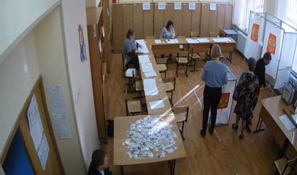 ▲▼俄羅斯總統大選，有選務人員一次投入大量選票。（圖／翻攝自YouTube／Дмирий Сухарев）