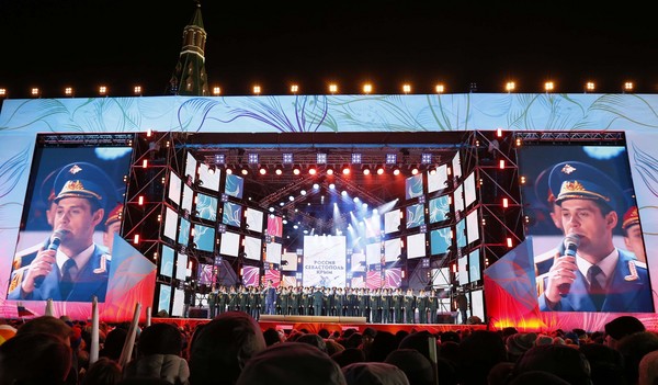 ▲亞歷山德羅夫紅旗歌舞團（The Alexandrov Ensemble）於莫斯科紅場（Red Square）表演。總統普丁（Vladimir Putin）發表連任演說。（圖／路透社）