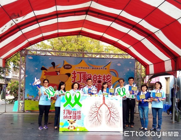▲台南市衛生局與東區衛生所合作，在台南文化中心假日廣場，舉辦107年324世界結核病日「打擊結核、肺保健康」宣導活動。（圖／衛生局提供）