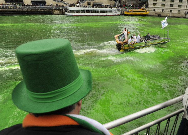 ▲▼慶祝「聖派翠克節」（St. Patrick`s Day），一年一度的「染綠芝加哥河」活動。（圖／達志影像／美聯社）