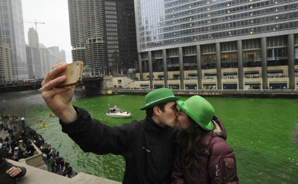 ▲▼慶祝「聖派翠克節」（St. Patrick`s Day），一年一度的「染綠芝加哥河」活動。（圖／達志影像／美聯社）