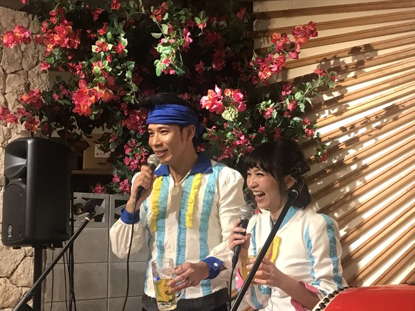 ▲▼香蕉哥哥、草莓姐姐在沖繩婚禮，為親友設計團康活動，除了玩賓果得獎外，還設計穿著主題「海洋風」。（圖／林修毅提供）