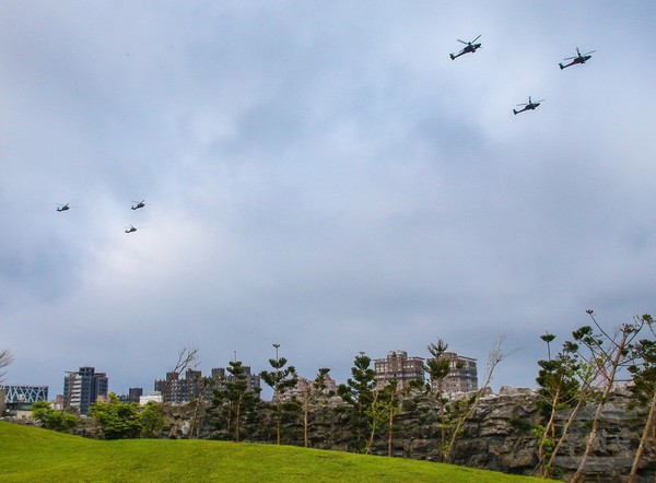 ▲▼陸軍AH-64E直升機20日清晨配合訓練任務，於國防部博愛營區上方實施編隊飛行，為即將於24日登場的愛國歌曲觀摩競賽活動先做暖身。（圖／軍聞社提供）