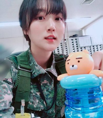 PTT表特版17日出現一系列南韓女中尉的自拍照，只見她擁有白皙皮膚、空靈大眼，氣質非常甜美。