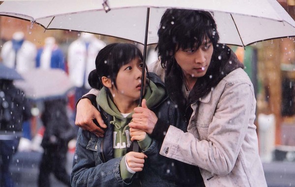 2004年與李清娥（左）合作《愛上蛋白質女孩》，讓姜棟元在韓國爆紅並成為炙手可熱的偶像演員。（翻攝自韓國DAUM Movie）