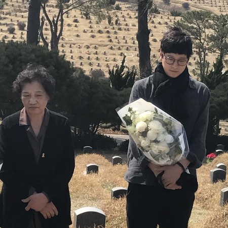 姜棟元為詮釋《1987：黎明到來的那一天》中真實存在的民運鬥士李韓烈，曾多次拜訪李韓烈的母親（左）。（翻攝自韓國DAUM網路）