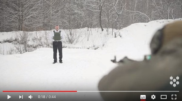 叫員工用AKM突擊步槍射他　霸氣老闆只穿自家防彈衣。（圖／翻攝自Ukrainian Armor的YouTube）