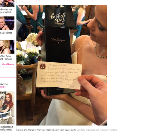 ▲泰勒絲送粉絲香檳、手寫卡。（圖／翻攝自《Us Weekly》）