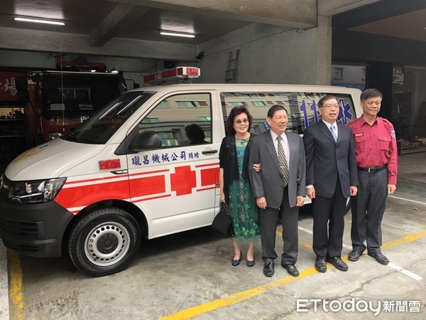 ▲瓏昌機械工業捐贈「瓏昌6號」救護車，由台南市消防局長李明峯（右二）代表接受捐贈，希望該部救護車的啟用，能帶給市民最佳的緊急救護服務品質。（圖／消防局提供）