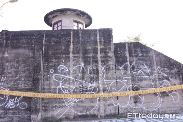 花蓮市自由廣場圍牆縣定古蹟，遭不明人士以白漆塗鴉，花蓮市公所向警方報案，希望透過路口監視器拍到的畫面能將破壞古蹟的違法者繩之於法。市長魏嘉賢強調，這樣的行為必須受到譴責。（圖／花蓮市公所提供）