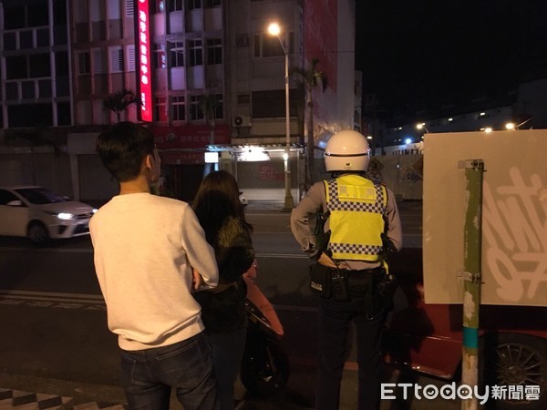 花蓮市自由廣場圍牆縣定古蹟，遭不明人士以白漆塗鴉，花蓮市公所向警方報案，希望透過路口監視器拍到的畫面能將破壞古蹟的違法者繩之於法。市長魏嘉賢強調，這樣的行為必須受到譴責。（圖／花蓮市公所提供）