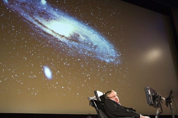 ▲▼英國物理學家史蒂芬‧霍金（Stephen Hawking）於2009年在瑞士日內瓦大學450週年紀念典禮上發表演說。（圖／達志影像／美聯社）