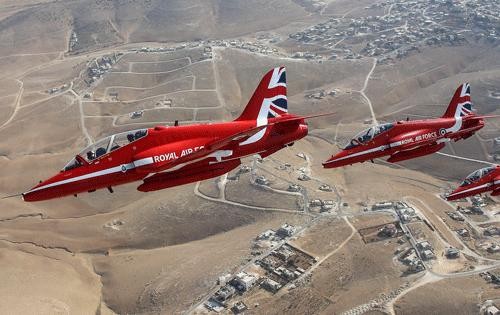 ▲▼英國紅箭飛行表演隊（Red Arrows）。（圖／翻攝自英國皇家空軍官網）