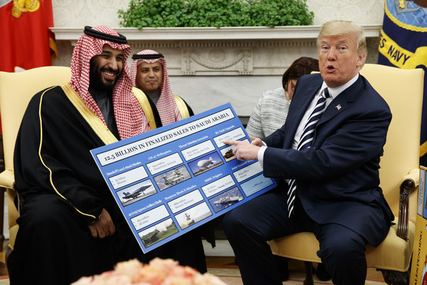 ▲川普展示沙國向美國購買的軍備圖表，還對沙爾曼說︰「你們應該買更多。」（圖／達志影像／美聯社）