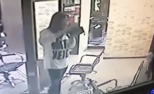 ▲▼   第三性穿短裙提名牌盜刷被逮　身背10條罪嫌遭6地院通緝▲。（圖／翻攝自「爆料公社」）