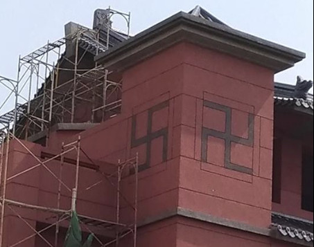 ▲馬公市潮音寺重修的外牆被工人誤弄方向成為象徵納粹的卐圖騰。（圖／翻設靠北澎湖粉絲專業）