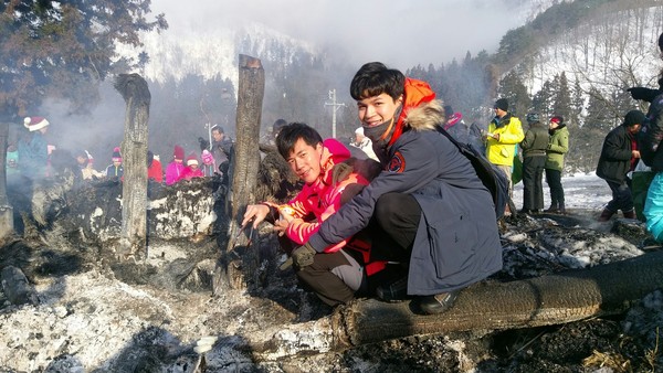 ▲▼惟毅與任祐成主持三立《愛玩客》，到日本參加傳統火祭，火祭隔天早上還跑去烤麻糬。（圖／三立）