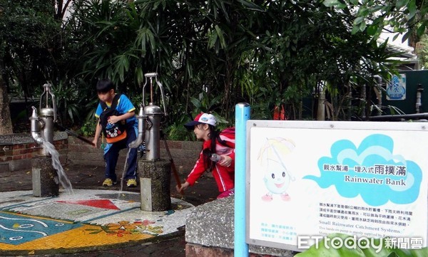 ▲動物一起來省水！企鵝館換水流給鳥園用　供沙土給大象沙浴。（圖／臺北市立動物園提供）