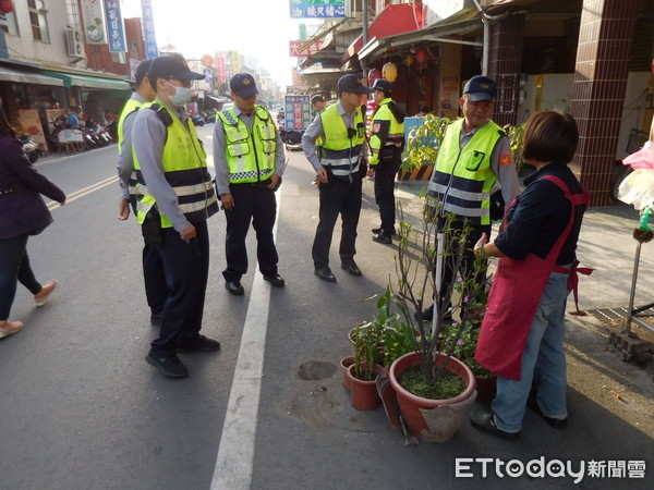 ▲台南市警二分局，為維護道路交通安全與順暢，確保用路人權益，積極執行交通整理及清除道路障礙勸導、取締工作。（圖／警方提供）