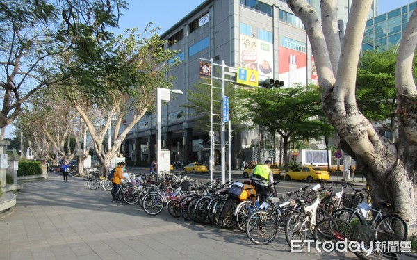 ▲警方在台南後火車站大學路段人行道加強宣導禁停自行車。（圖／交通局提供）