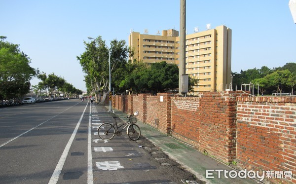 ▲台南市交通局在台南後火車站前鋒路段已劃設360席自行車格位。（圖／交通局提供）