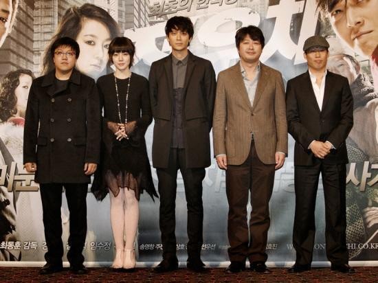 姜棟元（中）與柳海真（右一）、金倫奭（右二）、林秀晶（左二）合作《田禹治：超時空爭霸》，戲裡戲外都展現頑皮慧黠的一面。（翻攝自韓國DAUM Movie）