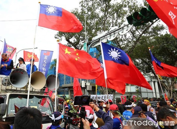 ▲▼反年改抗議現場，中華民國國旗跟五星旗同在。（圖／記者屠惠剛攝）