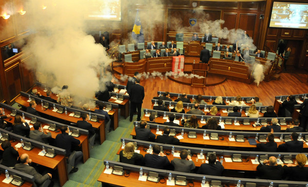 ▲▼巴爾幹半島科索沃的反對黨議員在國會投放催淚彈。（圖／路透社）