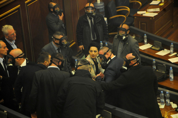 ▲▼巴爾幹半島科索沃的反對黨議員在國會投放催淚彈。（圖／路透社）