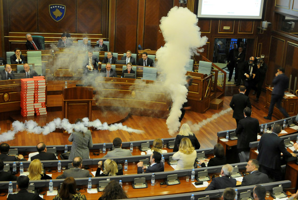 ▲▼ 科索沃反對派議員不滿邊界協議會讓國土縮小8200公頃，在國會議場丟催淚彈表示抗議。（圖／路透社）
