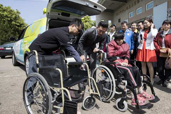 ▲新竹市首輛「輔具服務專車」上路，免費到府服務。