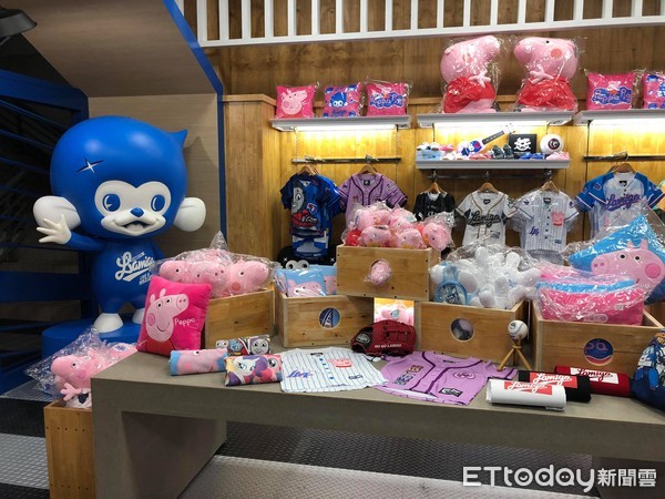 ▲桃猿場邊新增親子商店、多樣美食、常設扭蛋專區，另外提供球迷免費提供燙印。（圖／記者王真魚攝）